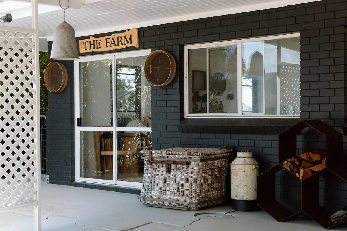 Holiday home Luxe Farmstay, Main House And Brand New Tiny Home, Animals And Views! Obi Obi